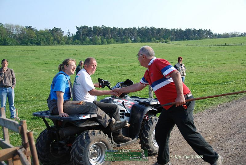 Kjp_5752w.jpg - Henri & Ultime Il faut saluer leconducteur du quad pendant qu'Ultime "gère" les brebis