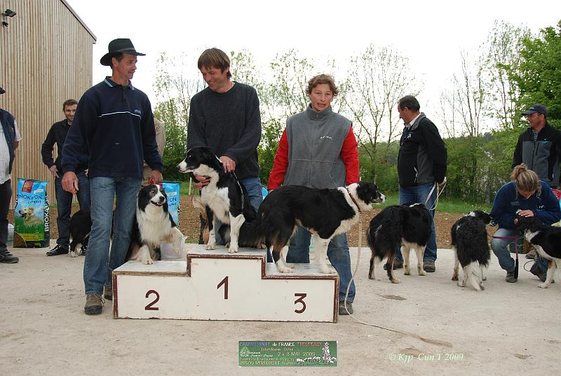 KjpA0392w.jpg - Le podium du Championnat:OKAY (2e)     AGIA (1er)    TESS (3e)Pour L'anecdote, Isabelle est la 3eme conductrice à accéder au podium:en 1993 Mme Croié avec Arianeet en 1981, Mme HUGO avec.... TESS!!