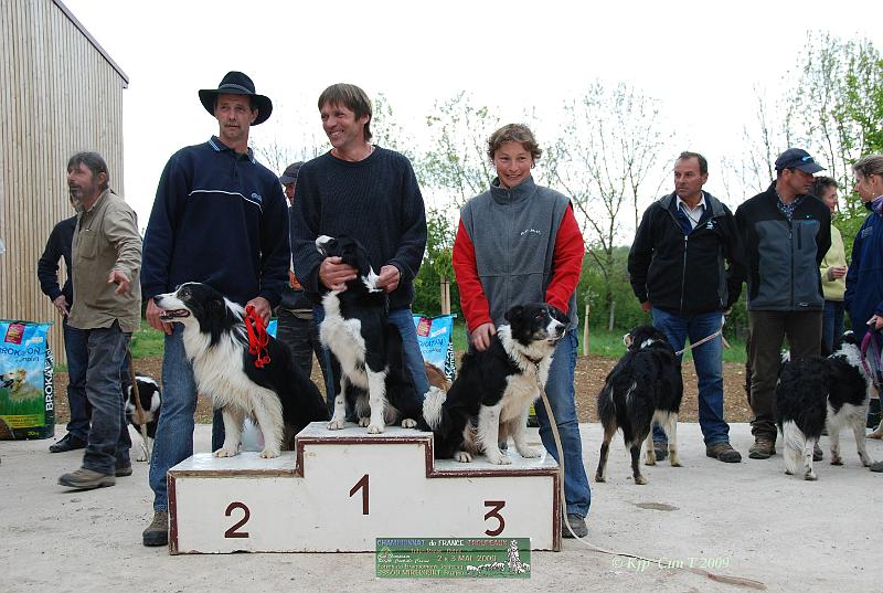 KjpA0399w.jpg - Le podium du Championnat:OKAY (2e)     AGIA (1er)    TESS (3e)Pour L'anecdote, Isabelle est la 3eme conductrice à accéder au podium:en 1993 Mme Croié avec Arianeet en 1981, Mme HUGO avec.... TESS!!